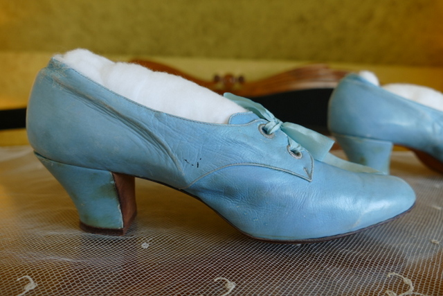 12 antike Schuhe 1905