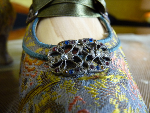 5 antike Schuhe Andreas Neider 1912