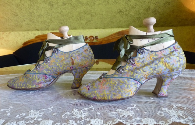 7 antike Schuhe Andreas Neider 1912
