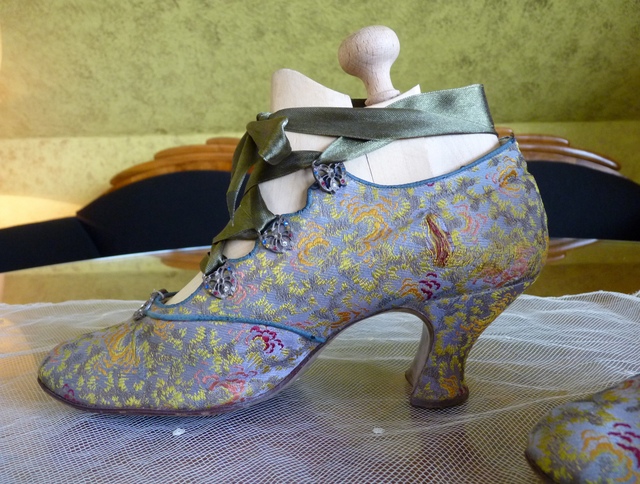 9 antike Schuhe Andreas Neider 1912