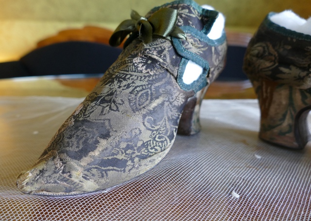 16 antique rococo shoes 1725