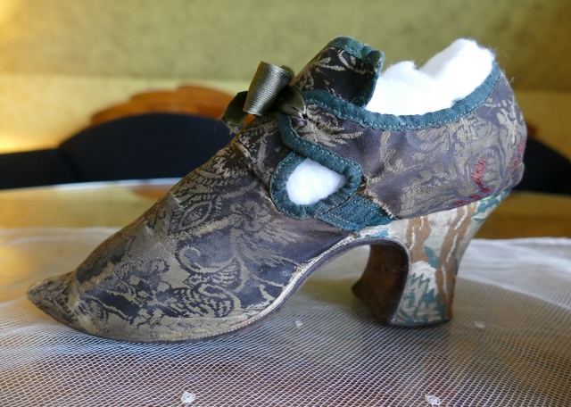 20 antique rococo shoes 1725