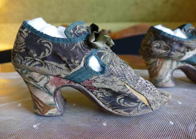 22 antique rococo shoes 1725