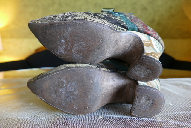 30 antique rococo shoes 1725