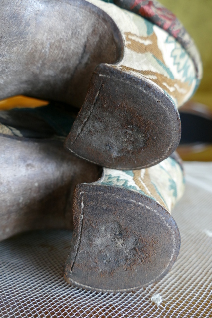 32 antique rococo shoes 1725