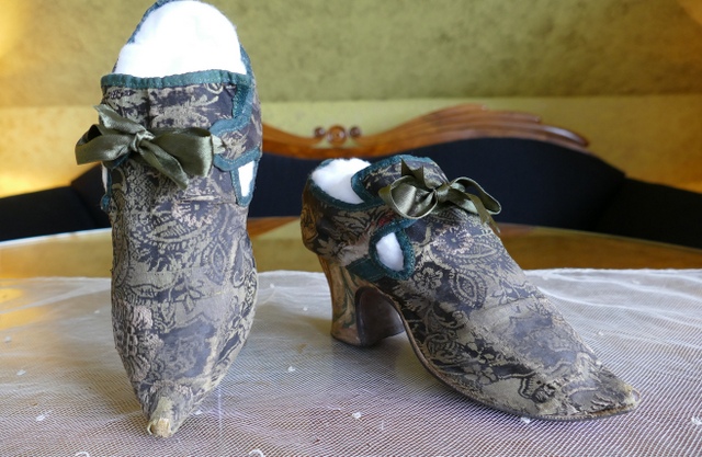 antique rococo shoes 1725