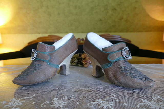 25 antique rococo shoes 1730