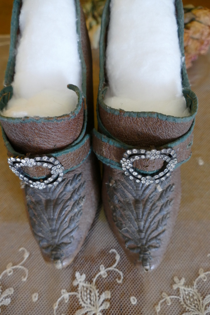7 antique rococo shoes 1730