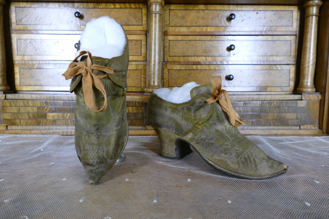 22 antique baroque shoes 1730