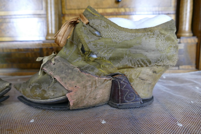 28 antique baroque shoes 1730