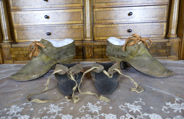 34 antique baroque shoes 1730