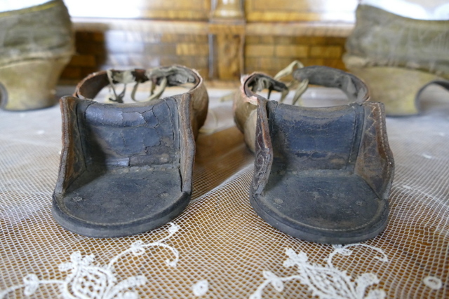40 antique baroque shoes 1730