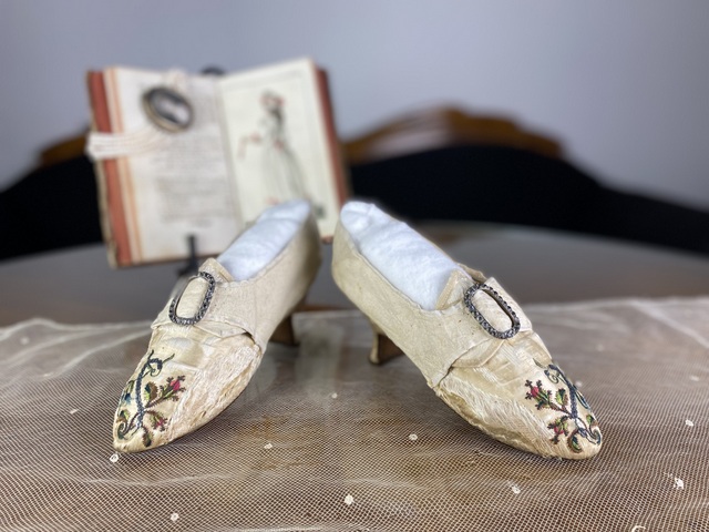 2 antique shoes rococo 1775
