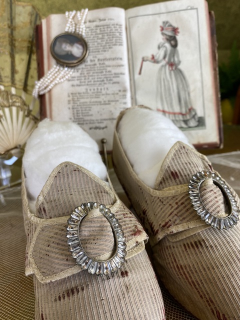 5 antike rokoko Schuhe 1775