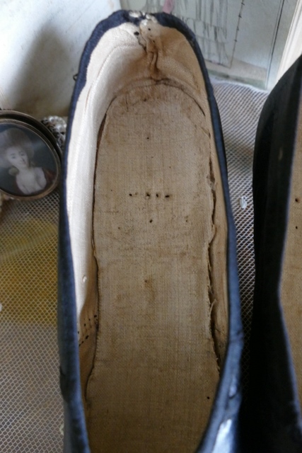 16 antike Rokoko Schuhe 1794