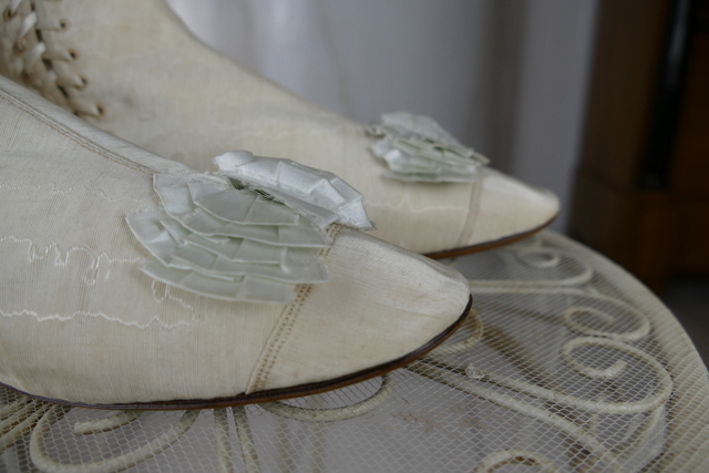 15 antike Biedermeier Schuhe 1830