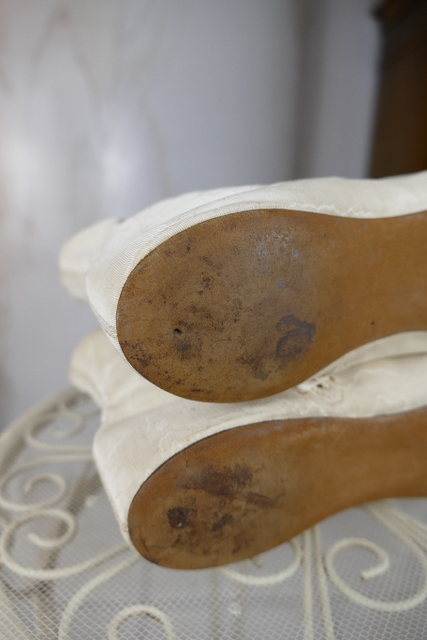 21 antike Biedermeier Schuhe 1830