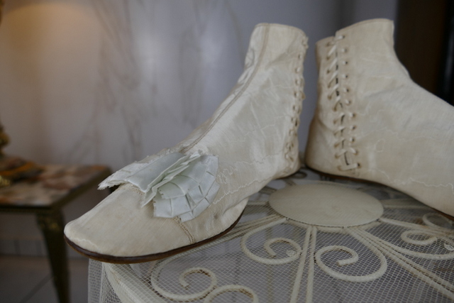 4 antike Biedermeier Schuhe 1830