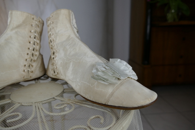 6 antike Biedermeier Schuhe 1830