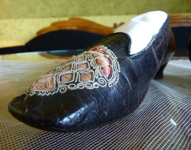 9 antique shoes 1860