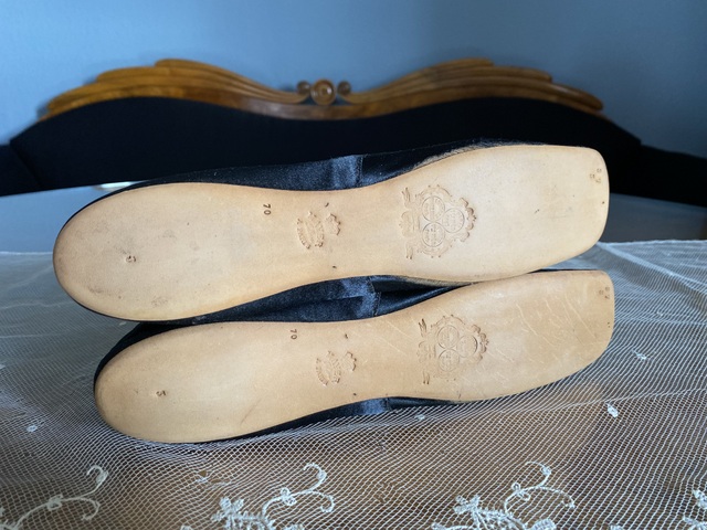 9 antique MEYER slippers 1867