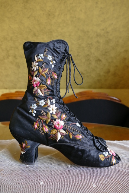 22 antique opera boots 1878