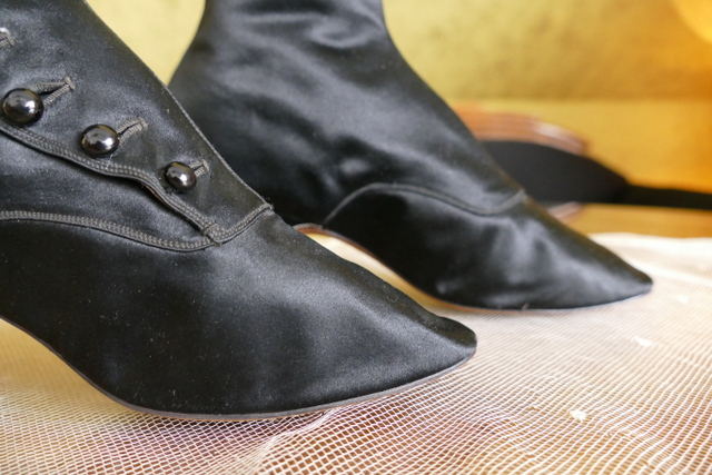 10 antique Facundo Garcia button boots 1879