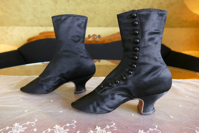 12 antique Facundo Garcia button boots 1879