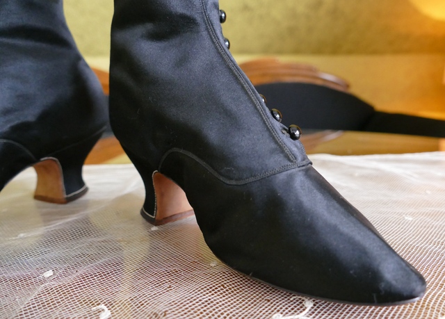 21 antique Facundo Garcia button boots 1879