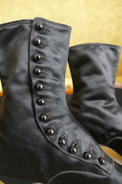 8 antique Facundo Garcia button boots 1879