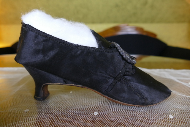 7 antique rococo shoes 1770