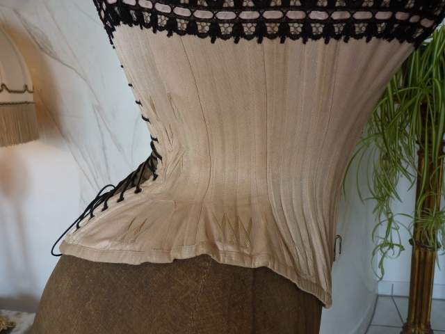 25 antique corset 1890