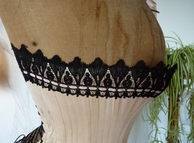 26 antique corset 1890