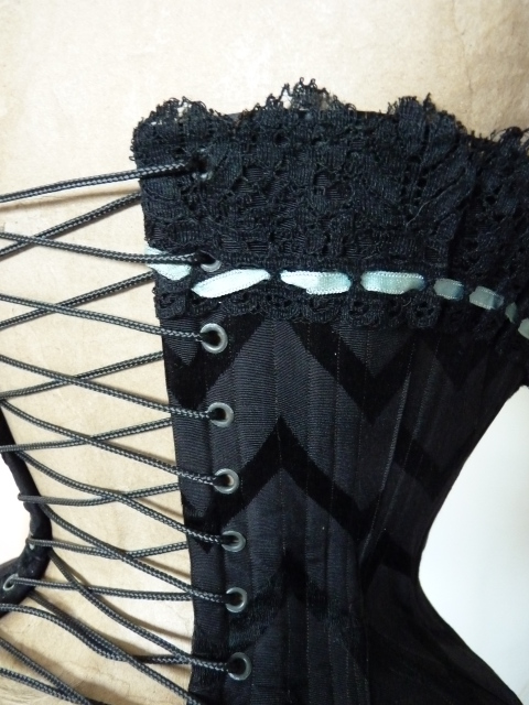 18 antique corset 1895