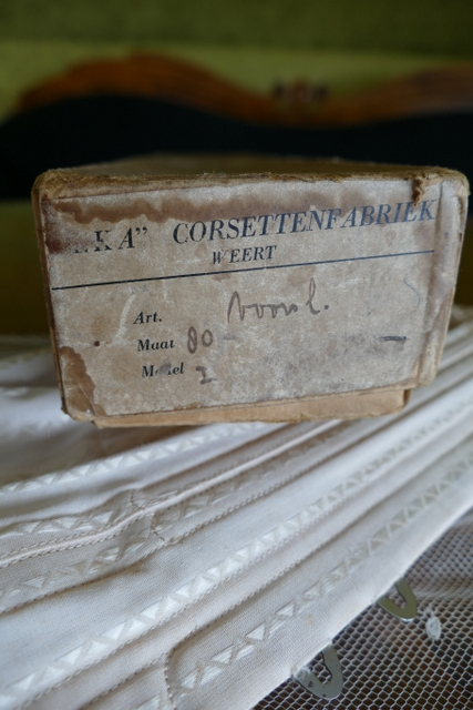 5 antique corset box 1900