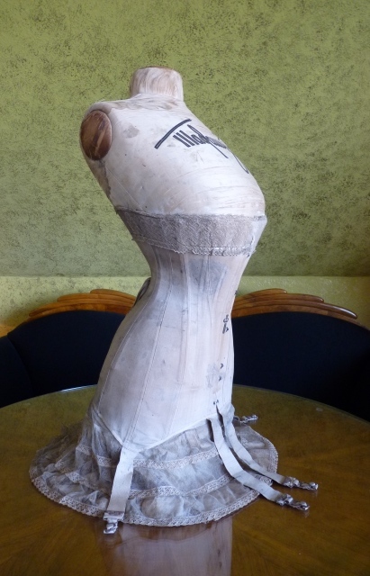 25 antique corset mannequin 1904