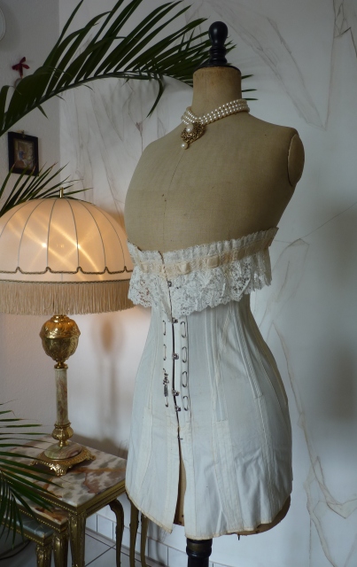 6 antique au royal corset 1910