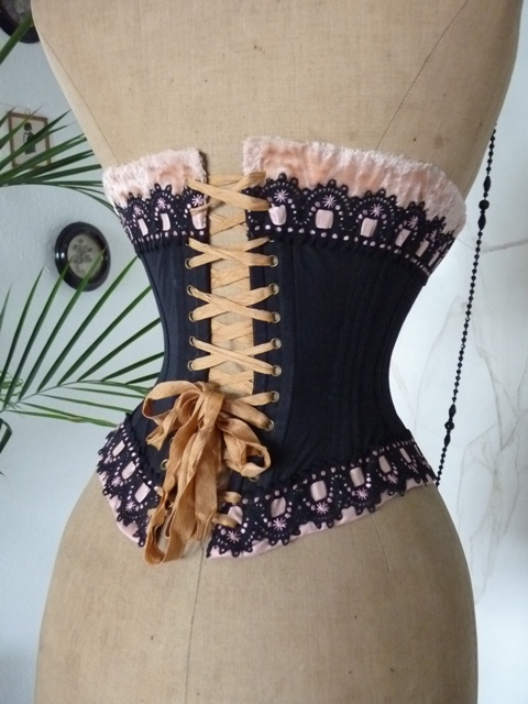 23 antiek corset