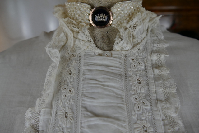 1 antique boudoir robe 1875
