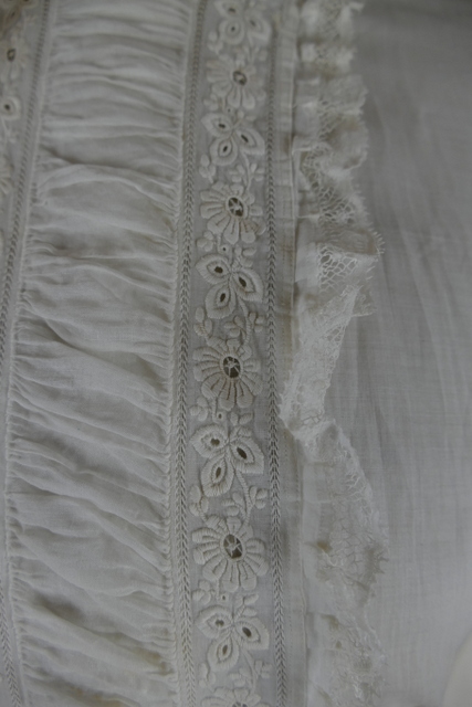 7 antique boudoir robe 1875