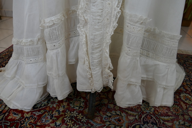 9 antique boudoir robe 1875