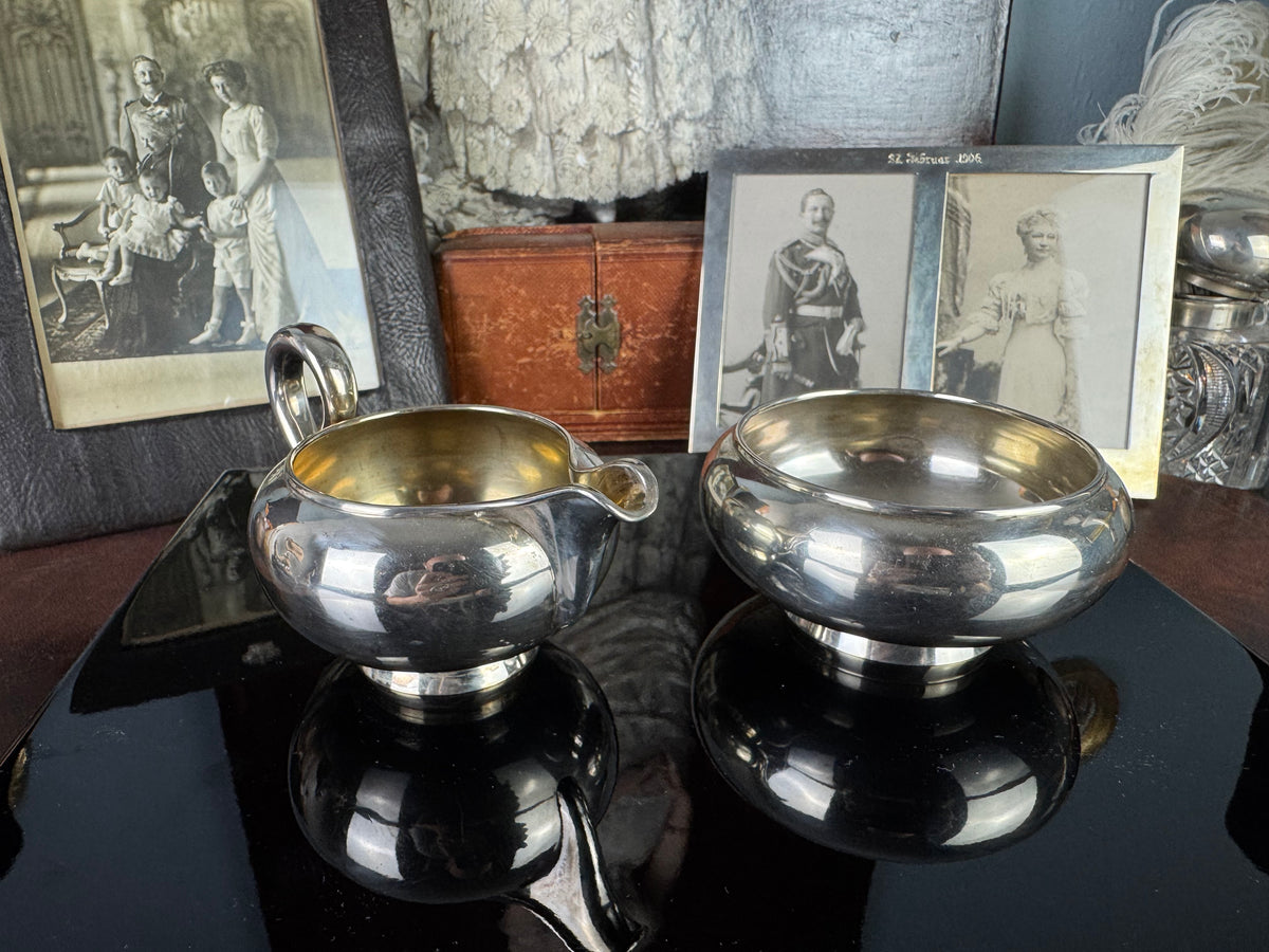 Milchkännchen und Zuckerdose aus Silber – von der Tafel Kaiser Wilhelms II., datiert 1897 und 1899