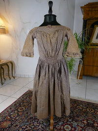 1845 Biedermeier girl’s dress in printed cotton with puffed sleeves and gathered skirt, antique children’s gown