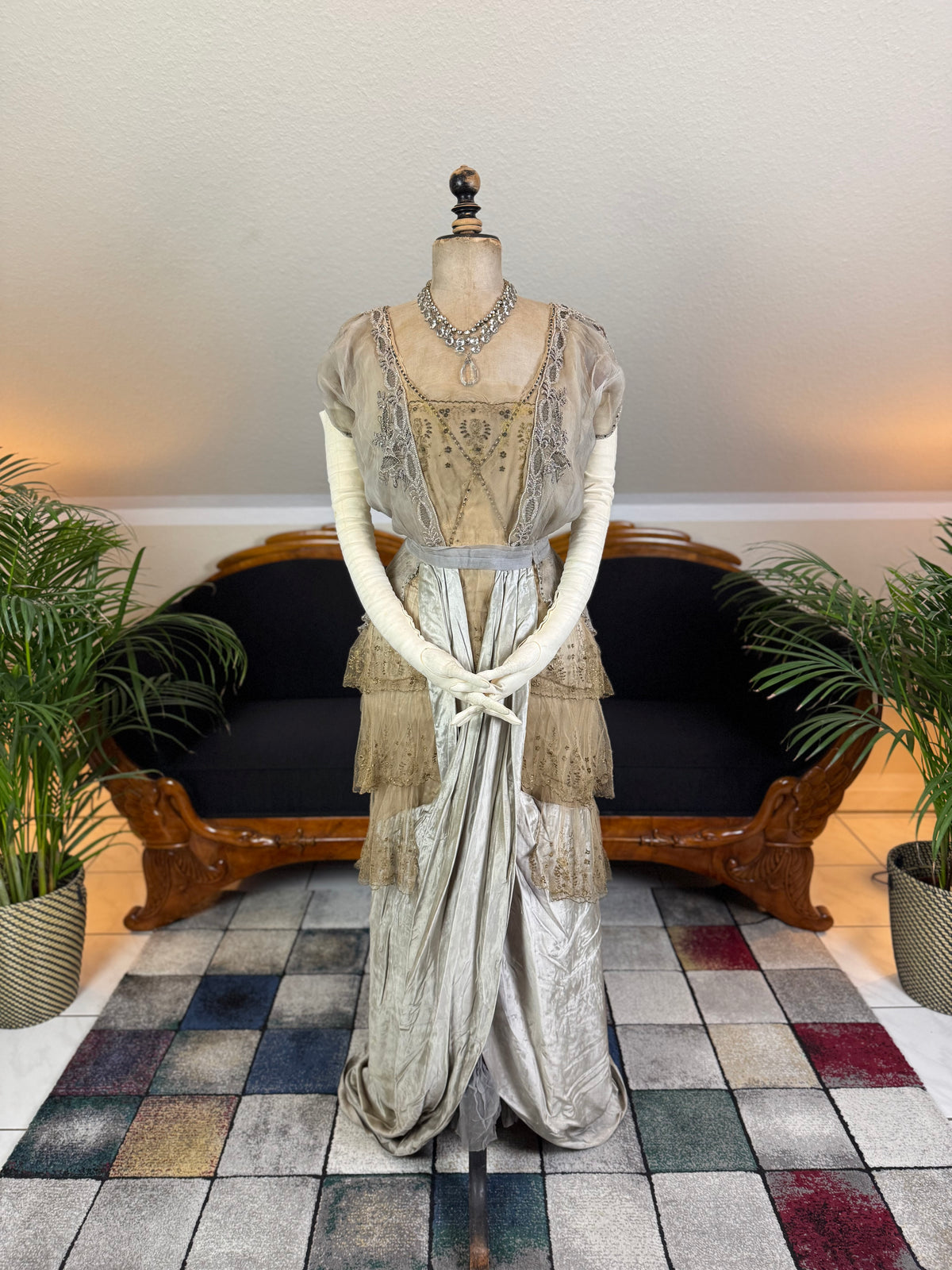 Antikes GUSTAVE BEER Abendkleid – Seidenchiffon &amp; Samt, Paris Couture ca. 1912