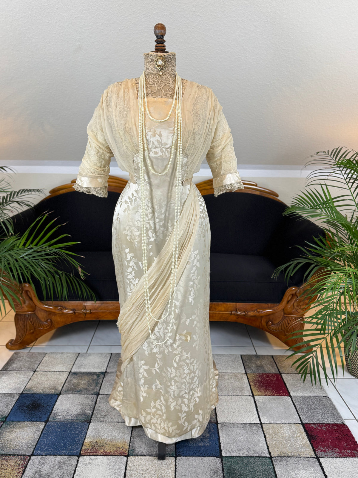 „Antique 1912 cream silk brocade evening dress with lace, crepe drapes and Lady Gillman provenance“