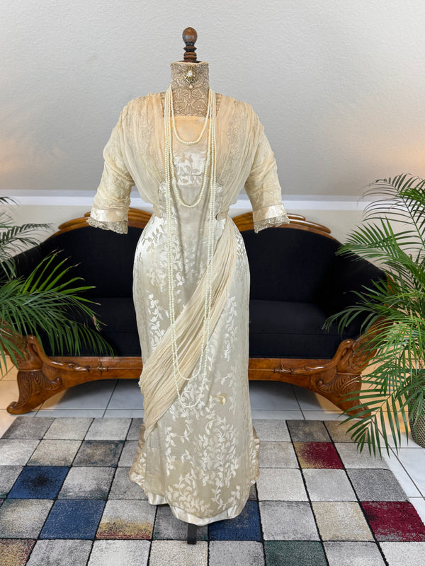 „Antique 1912 cream silk brocade evening dress with lace, crepe drapes and Lady Gillman provenance“