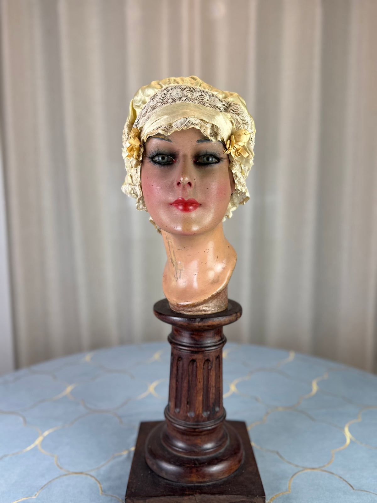 Antike gelbe Boudoir-Mütze, 1920er
