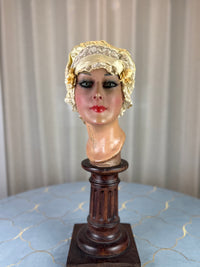 Antike gelbe Boudoir-Mütze, 1920er