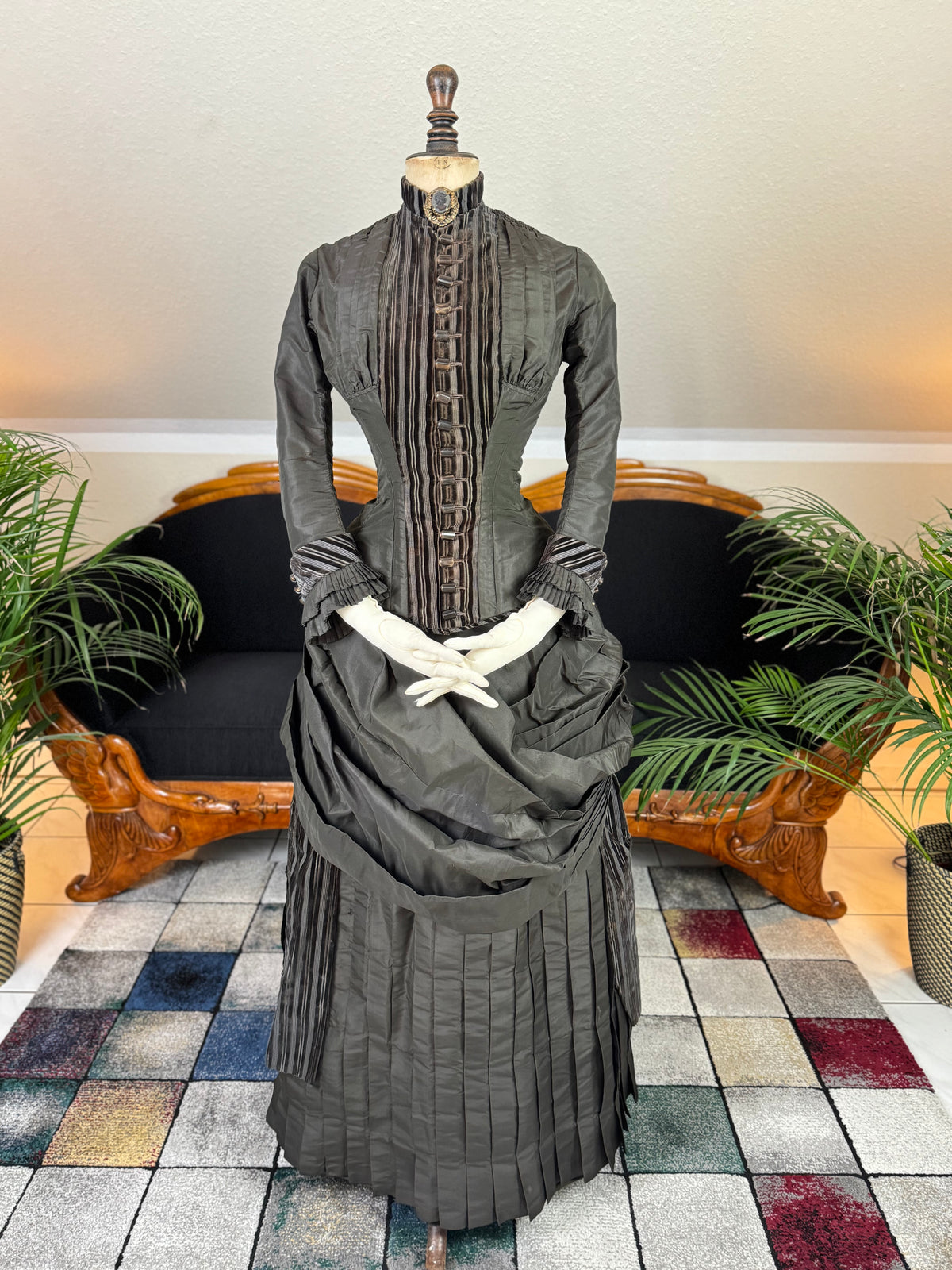 Antikes viktorianisches Tournüren-Tageskleid – Satin & Samt, ca. 1880