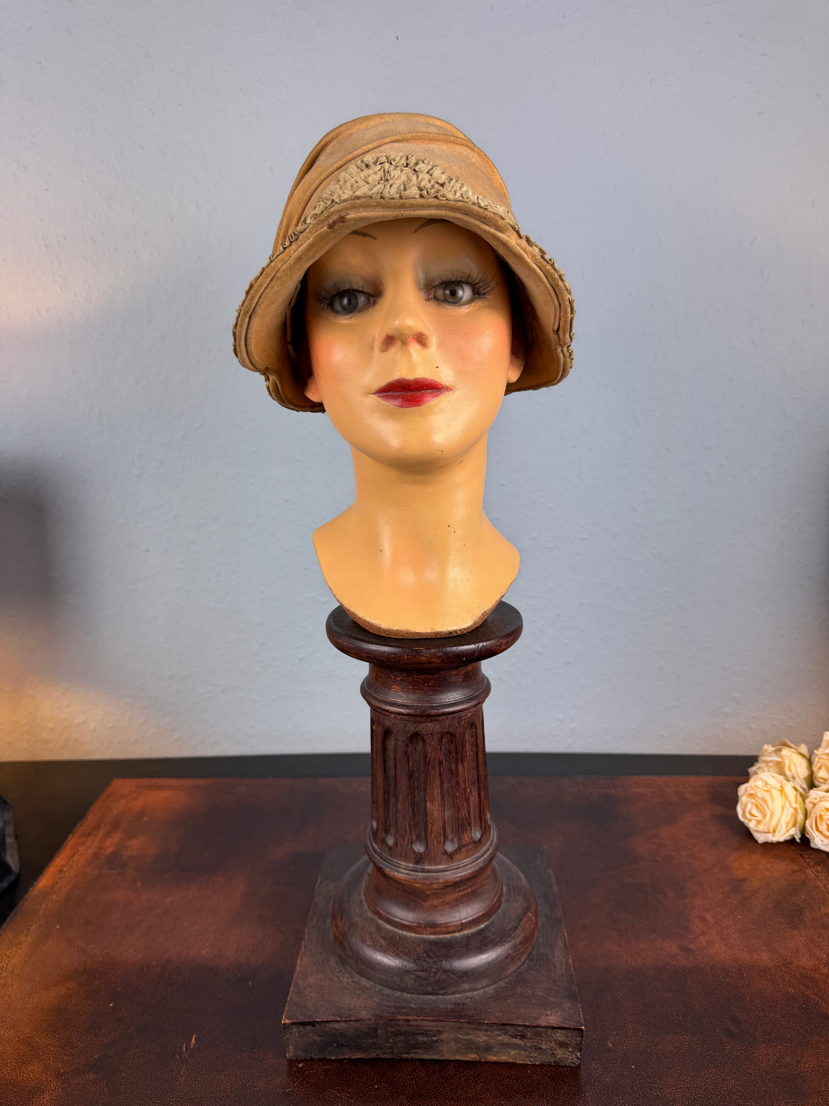French 1925 eggshell velvet cloche with wire frame, gathered appliqués and cotton lining, well preserved.